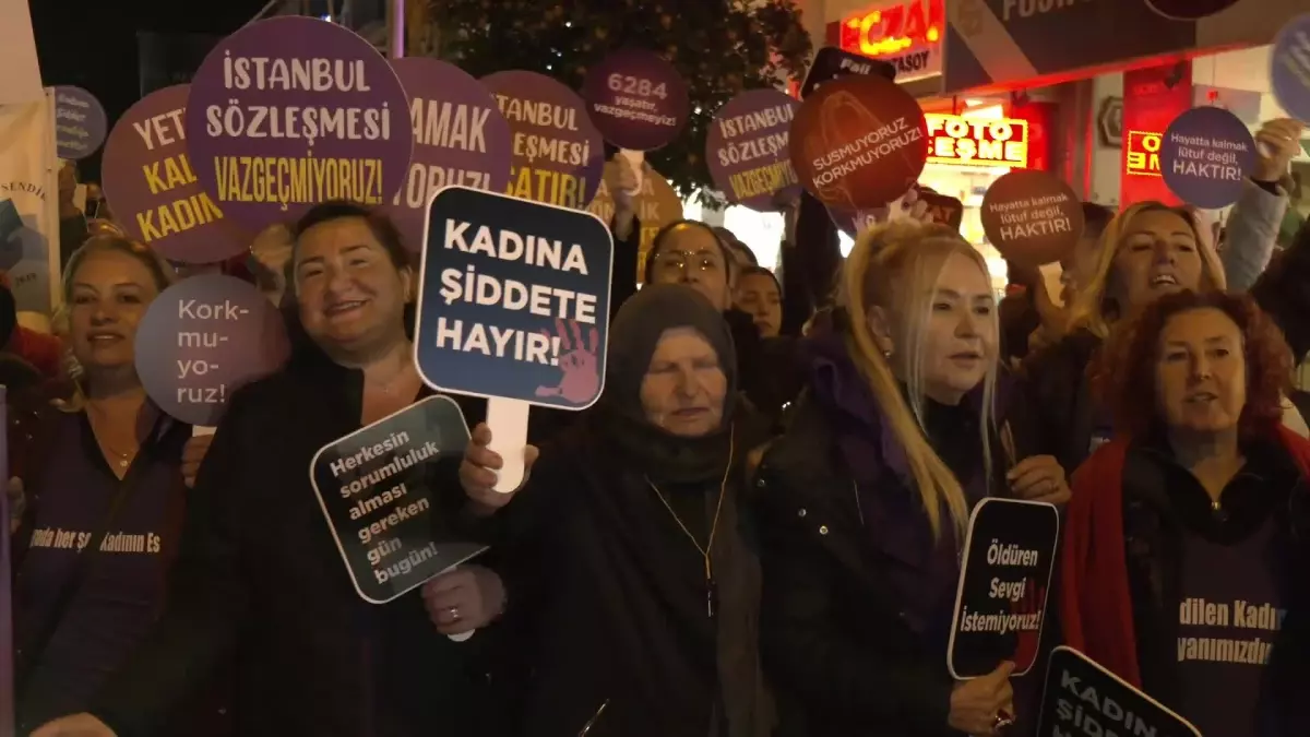 Çeşme’de Kadınlar Şiddete ve İstismara Karşı Yürüdü… Denizli: “Bizi Yıldıramayacaksınız, Vazgeçiremeyeceksiniz”