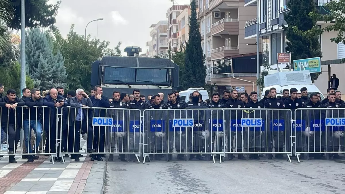 Halfeti’de Belediye Binasına Taşlı Saldırı